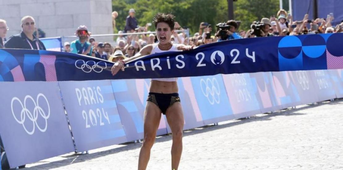 Race walker María Pérez reaches the finish line in first place in the mixed relay (Photo: Spanish Olympic Committee)