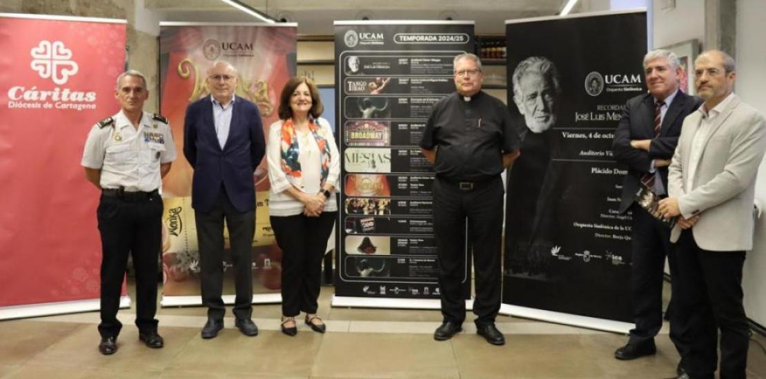 Family photo at the end of the presentation of the new season of the UCAM Symphony Orchestra.