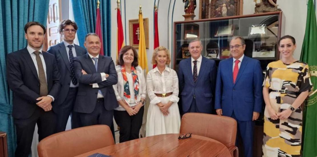 Group photo following the signing of the agreement between UCAM and the City Council of Murcia.