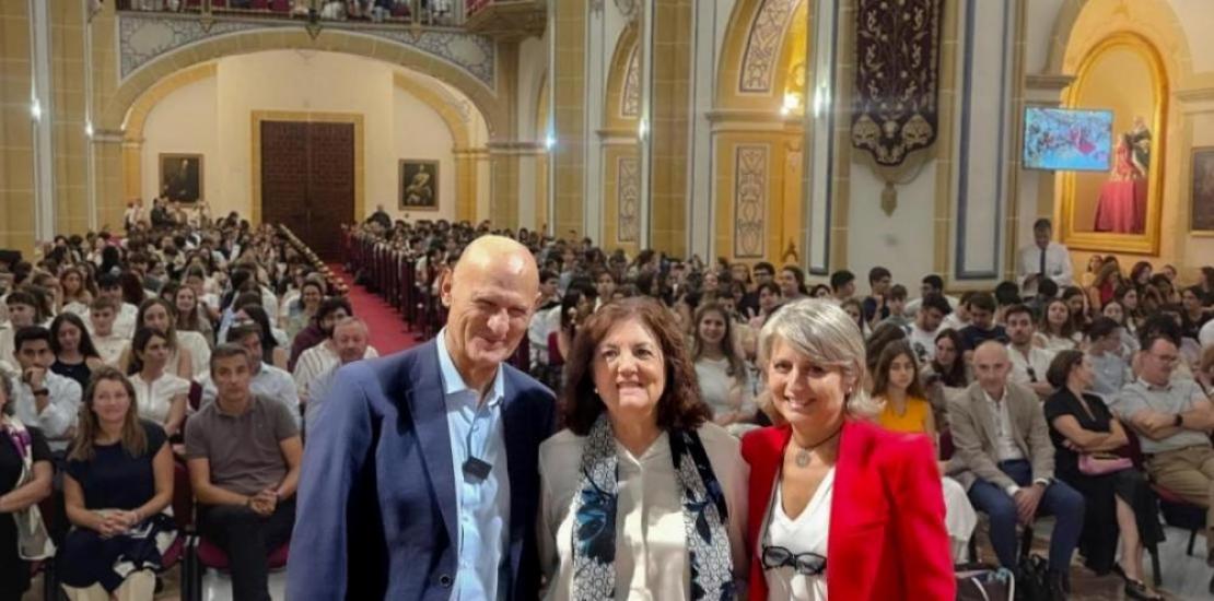 Juan Carlos Izpisúa with María Dolores García, UCAM President, and Estrella Núñez, UCAM Vice-Rector for Research, in front of the more than 600 health students who came to listen to the Spanish researcher.
