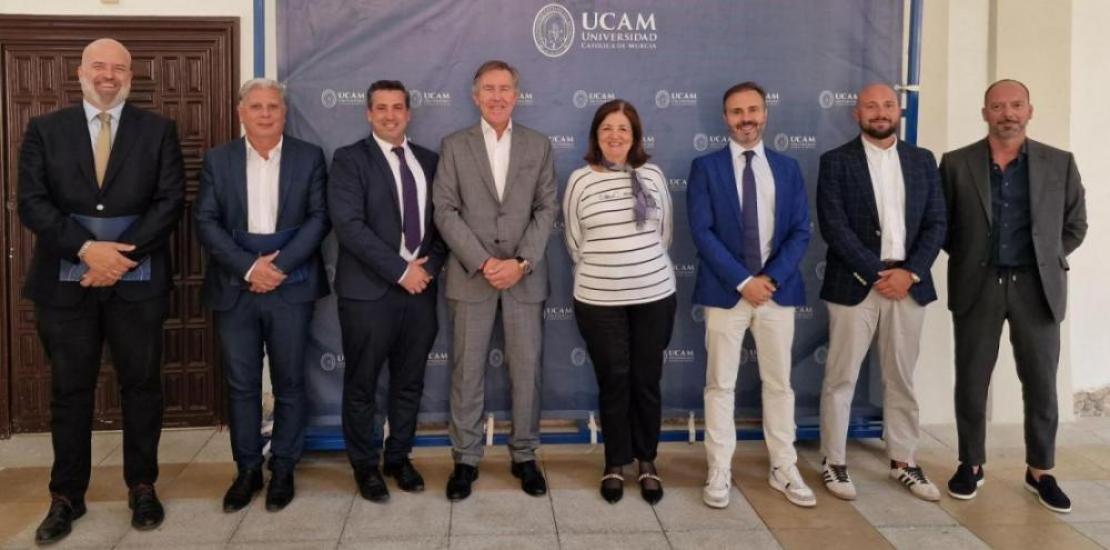 Group photo following the signing of the agreement between UCAM and the FFRM.