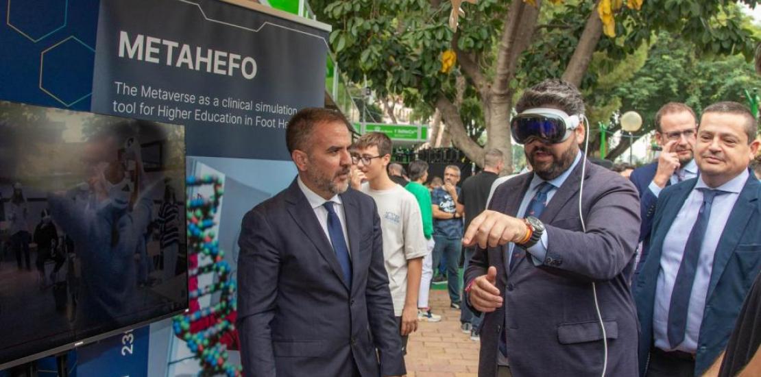 Fernando López Miras, president of the CARM (Autonomous Community of Murcia), wearing the Apple Vision Pro glasses, getting to know the METAHEFO project in which UCAM participates, and which develops a metaverse applied to health sciences