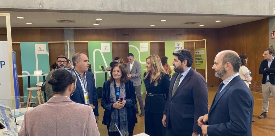 María Dolores García, María Isabel López, Fernando López Miras and Joaquín Gómez visited some of the stands of the one hundred startups attending, some of which are also backed by UCAM HiTech