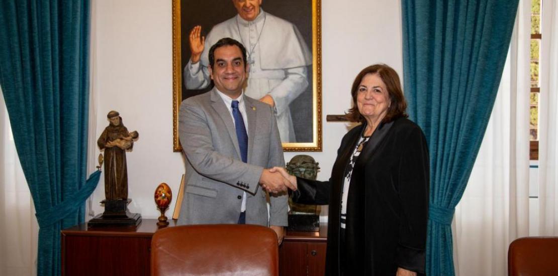 Pablo Aguilera, Director of International Relations of the School of Medicine of the Pontificia Universidad Católica de Chile, greets UCAM President after signing the agreement.