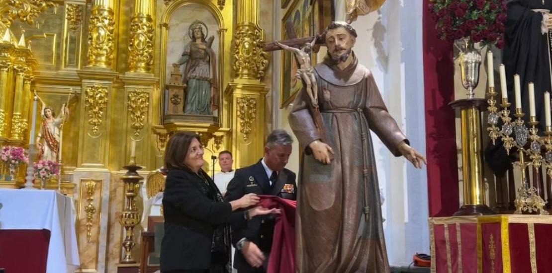 María Dolores García, UCAM President, together with Alejandro Cuerda, Chief Admiral of the Cartagena Arsenal, during the unveiling of the image of St. Francis of Assisi.