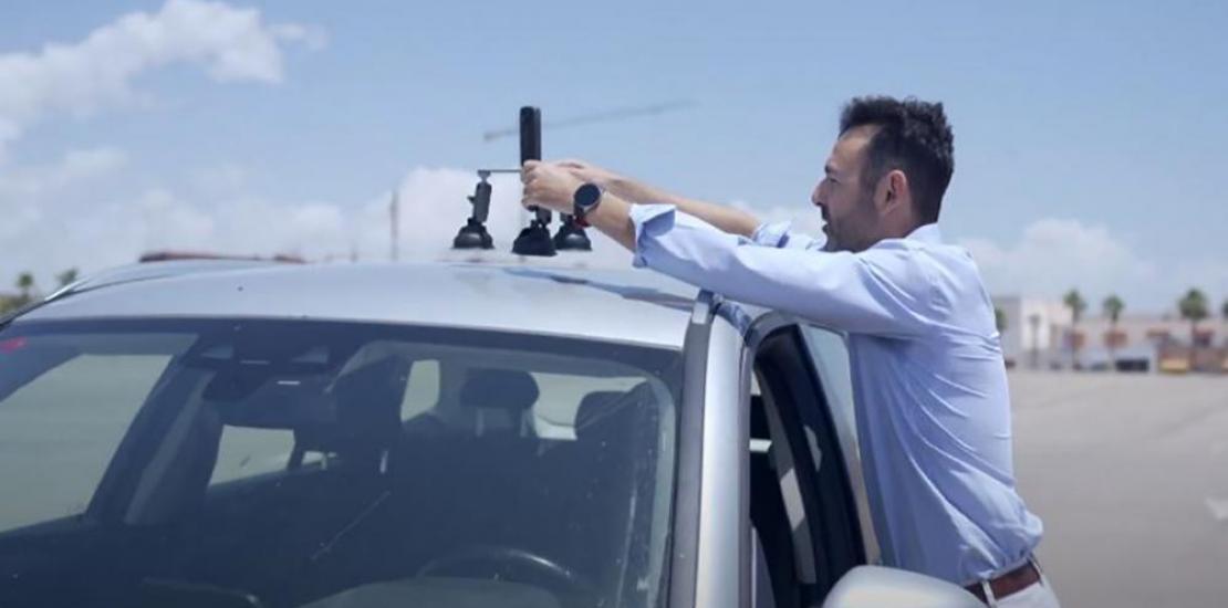 Juan Miguel Navarro, Principal Investigator of the GRITA group, placing a 360º camera in the vehicle.