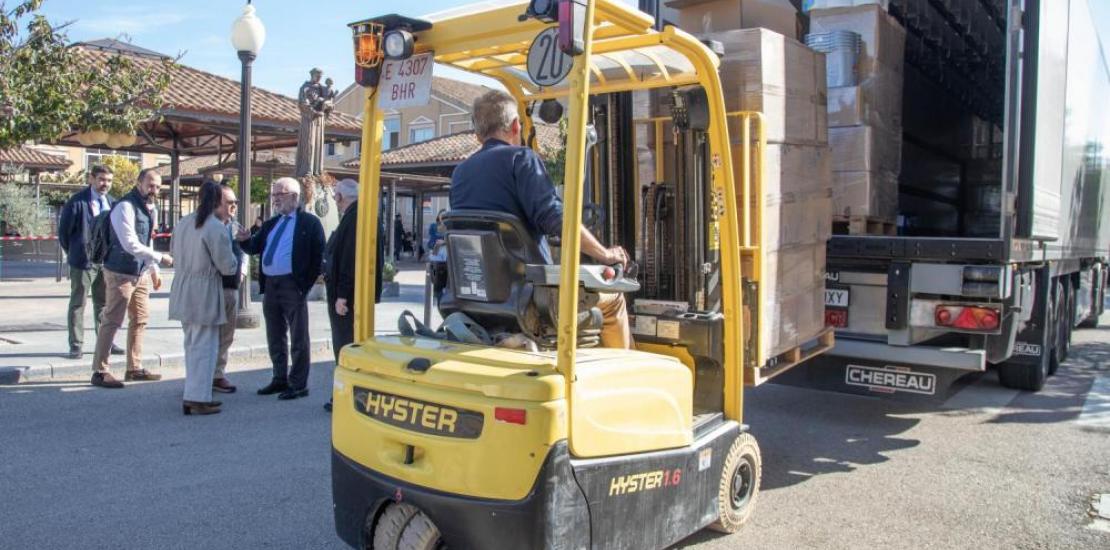 Miriam Mendoza, coordinator responsible for the Cartagena Campus; Miguel García, collaborator of this initiative; Vicente Mendoza, UCAM general director, and Antonio Alcaraz, vice-rector of University Outreach, at the reception point of the aid