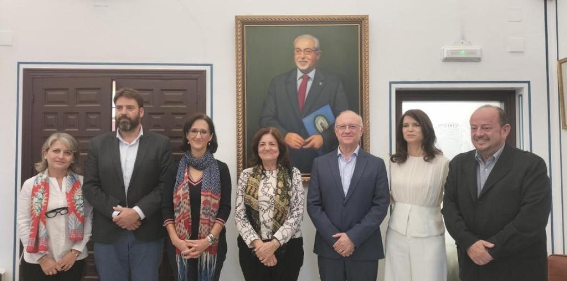 Group photo following the agreement renewal between UCAM and Aguas de Murcia.