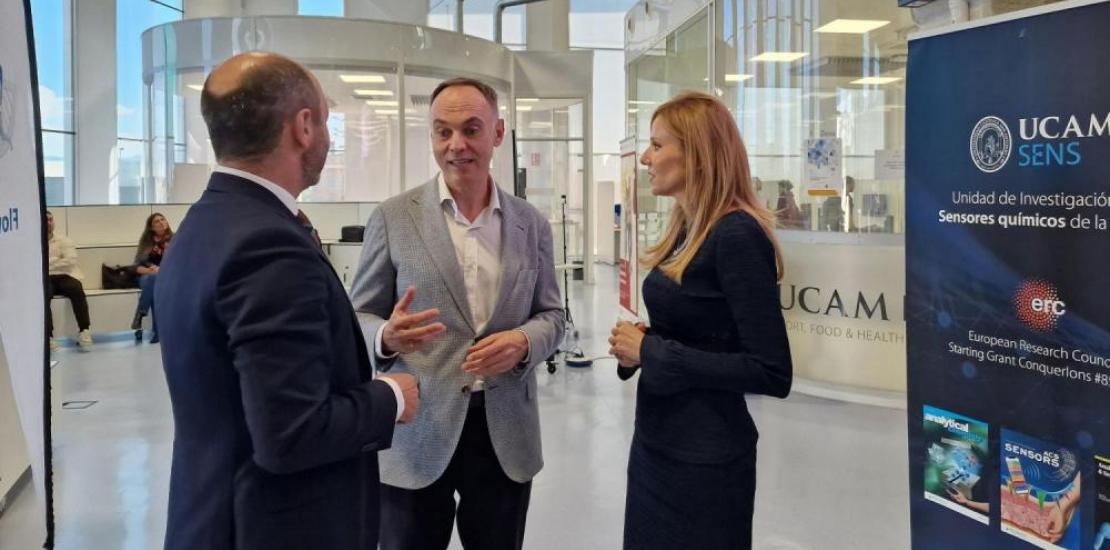Joaquín Gómez, Carlos Caballero and Marisa López at the UCAM HiTech facilities