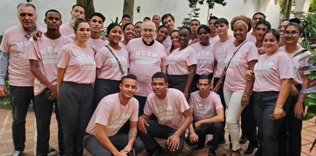 The group of Cuban volunteers from 'La Moneda Solidaria' with Antonio Alcaraz, UCAM vice-rector of University Outreach, and its dean of Economics and Business, Gonzalo Wandosell.