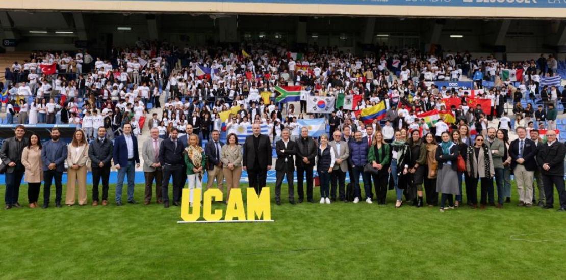Group photo at the end of the event held at the BeSoccer La Condomina Stadium.