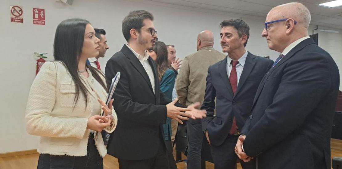 María Lorente, Vice-Dean of the Professional Association of Criminology of the Region of Murcia, and its Dean, David Caballo, talking with César Augusto Giner, Academic Secretary of Criminology at UCAM, and the Vice-Dean, José María Caballero.