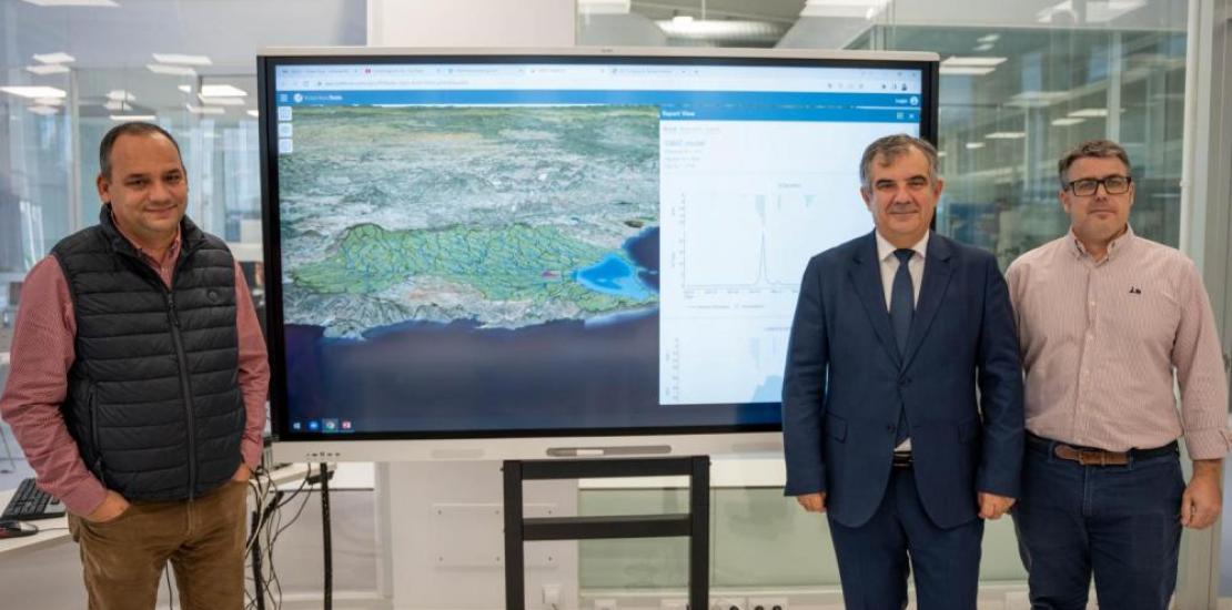 Javier Senent presented the results to Juan M. Vázquez, Regional Minister for the Environment, Universities, Research and Mar Menor, and Antonio Caballero, Director General for Universities and Research.