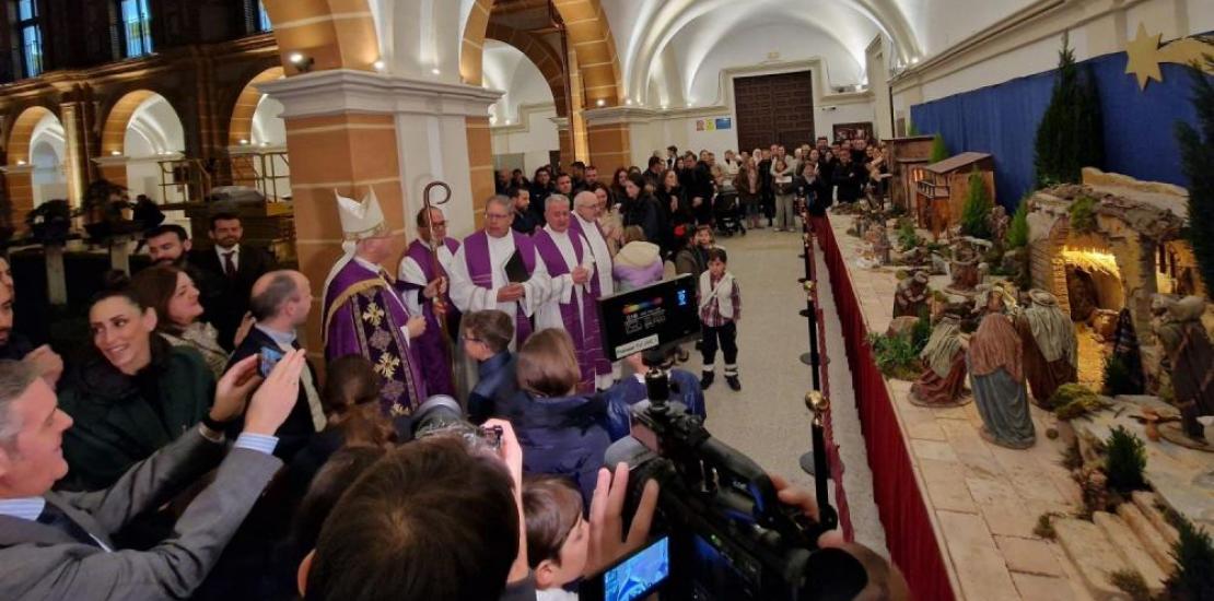 Bishop José Manuel Lorca blessing the UCAM Nativity Scene, located in the cloister of Los Jerónimos.