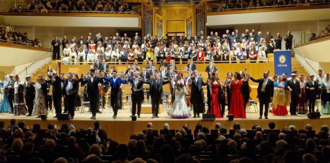 The performers greeting the audience at the end of the XXIV Gran Gala Solidaria de Zarzuela de Año Nuevo