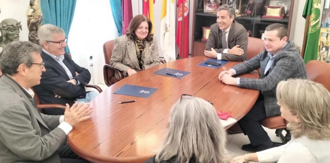 The presidents of both institutions, María Dolores García Mascarell and Jaime Yartu San Millán, at the UCAM campus in Murcia, together with other members of these institutions.