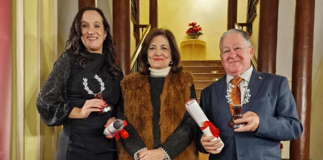The UCAM President together with the award winners María Cuartero and José Antonio Carrillo.