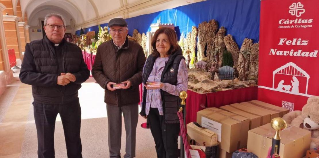 Luis Emilio Pascual, Coordinator of the UCAM Symphony Orchestra; José Antonio Planes, Director of Cáritas, and María Dolores García, UCAM President, during the presentation of the proceeds from the concert.