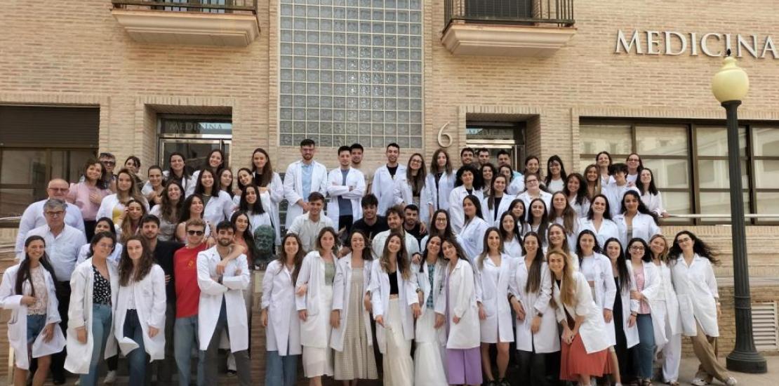 Students from the seventh year of the UCAM Bachelor&#039;s Degree in Medicine together with Jerónimo Lajara, Dean of the Faculty and professor of the degree, at the Murcia Campus.
