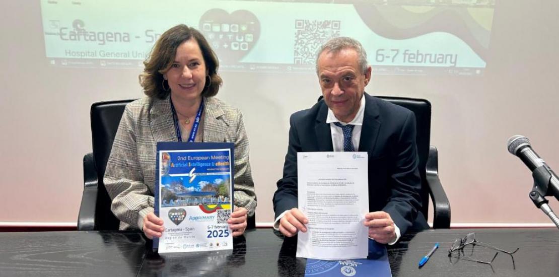 Belén López, coordinator of the UCAM Chair in Artificial Intelligence, and Juan Antonio Divisón, head of the UCAM-SEMERGEN Chair in Family and Community Medicine, during the signing of the agreement