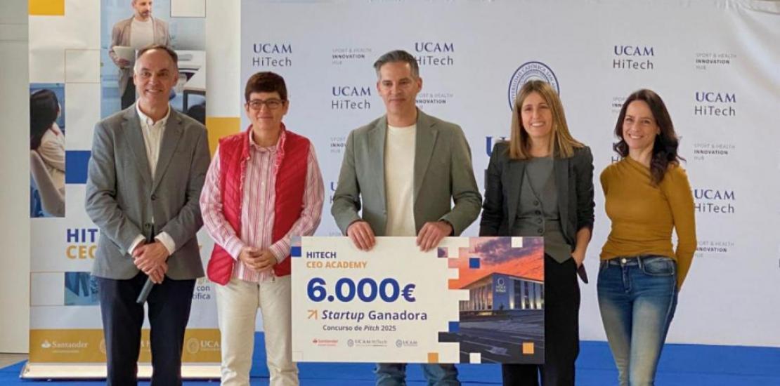 Awarding of the symbolic cheque for 6000 euros to the winning start-up: INTECC