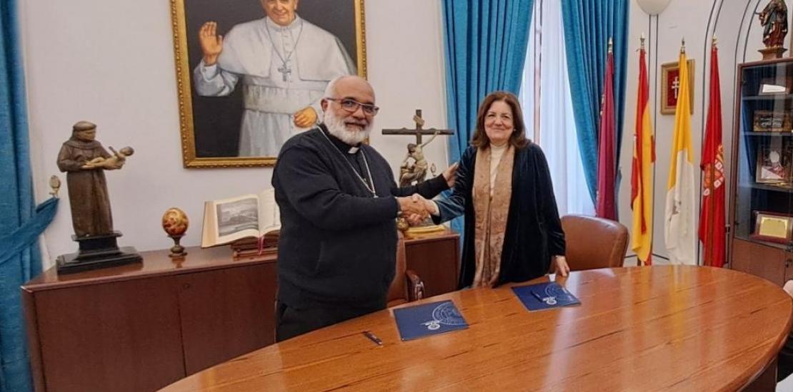 Monsignor Villarroel and María Dolores García following the signing of the agreement at the UCAM campus in Murcia