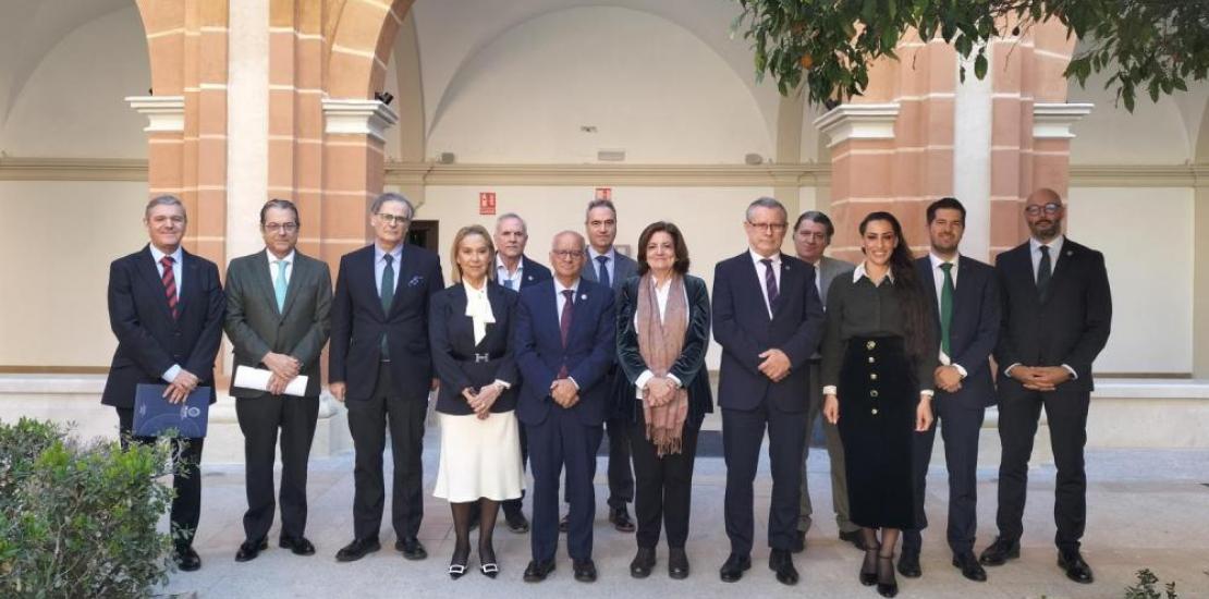 María Dolores García, UCAM President, and Joaquín Merchán, President of the General Council of Social Graduates of Spain and new Director of the Chair, together with other representatives of the University and the Council.