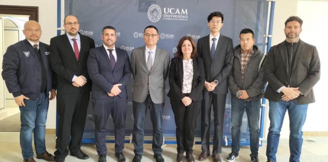María Dolores García, UCAM president and Chuanlei HUANGFU, president of Lucero Education, together with representatives of both institutions, at the UCAM Campus in Murcia.