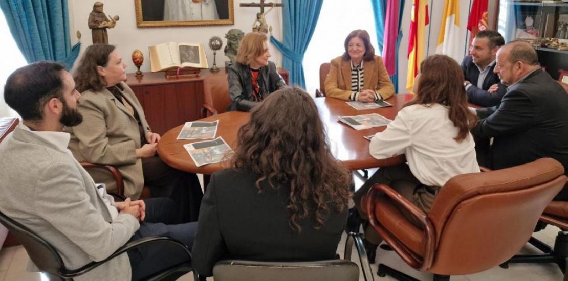 The Presidents of Astrapace and UCAM, in the centre of the picture, during the meeting prior to the launch of this course