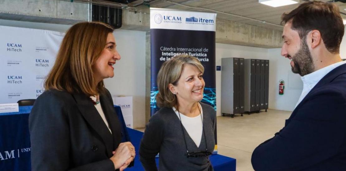 Ginesa Martínez del Vas, Estrella Núñez and Juan Francisco Martínez, at UCAM HiTech, where the meeting was held.