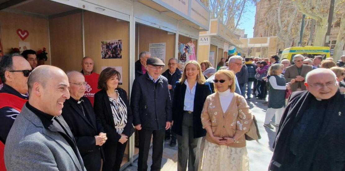 The President and the Rector of the UCAM, together with the Regional Minister for Social Policy, Families and Equality of the Region of Murcia, among others, at the Caritas stand