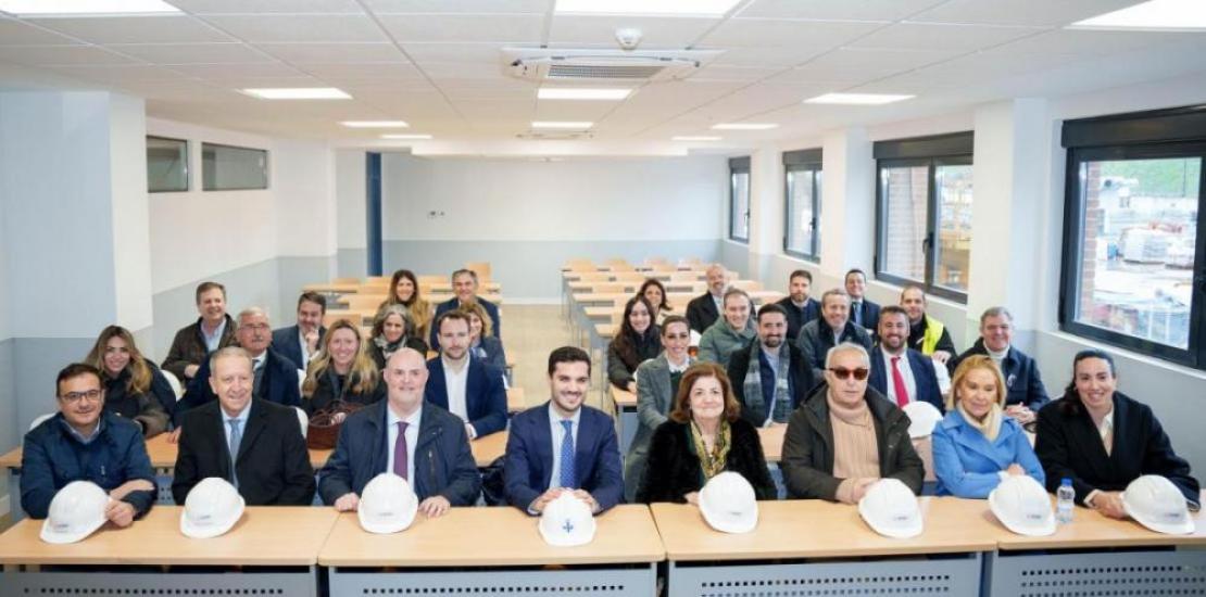 The heads of UCAM, the Spanish Olympic Committee, Ribera Salud, the Torrejón de Ardoz City Council and Lavila Arquitectos in one of the Campus classrooms this Tuesday.