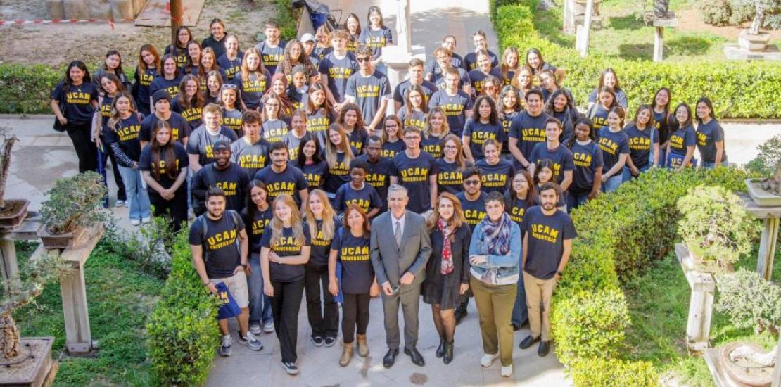 Family photo of the group of international students who took part in the welcome ceremony