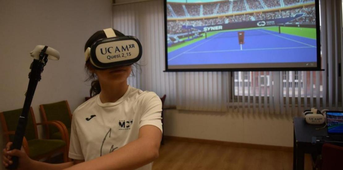 One of the students of the Real Murcia Club de Tenis school during a training session with VR glasses