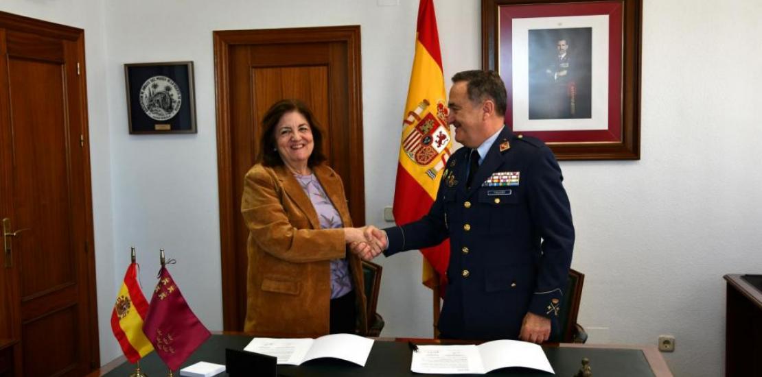 María Dolores García, UCAM president, and Major General José Luis Figuero, signed the agreement