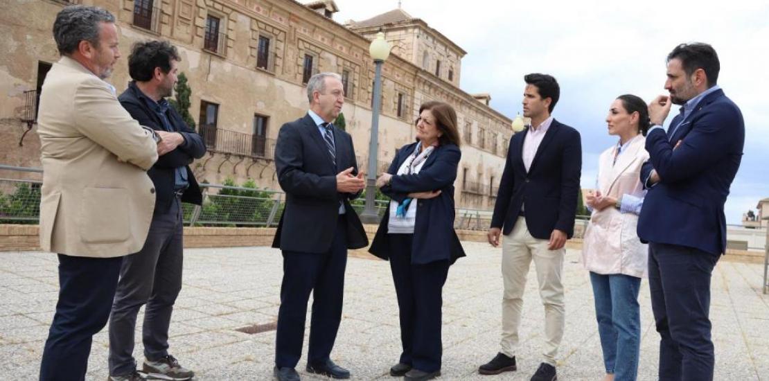 Snapshot of the visit in front of one of the façades that will be restored