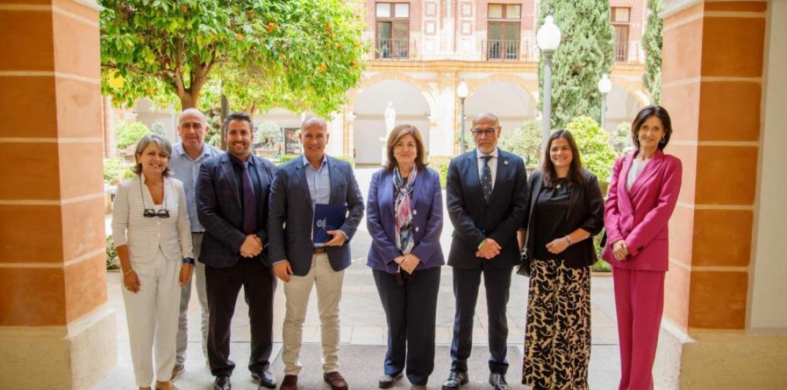 Representatives from both organisations following the signing of the agreement at the Los Jerónimos Campus.