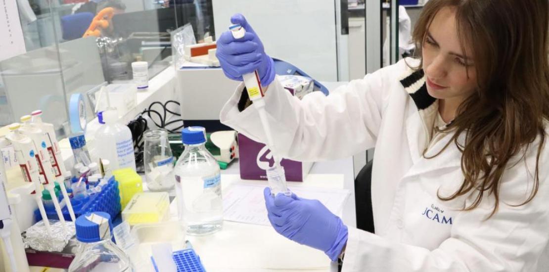 Clara Noguera, UCAM researcher, working in one of the UCAM HiTech laboratories