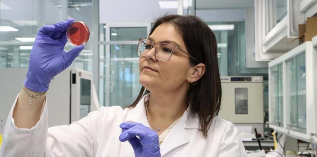 Researcher Noelia Hernández in one of the UCAM laboratories