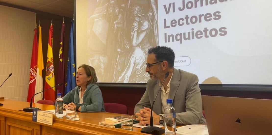 The Dean of the Faculty of Education, Juana Mulero, together with Antonio Candeloro, Professor of Spanish Language and Literature, during the inauguration of the 6th International Conference of Restless Readers