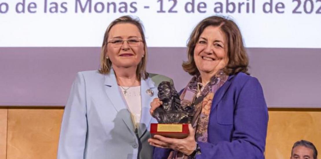 The UCAM president, María Dolores García, together with Marién García Boj, during the presentation of the award