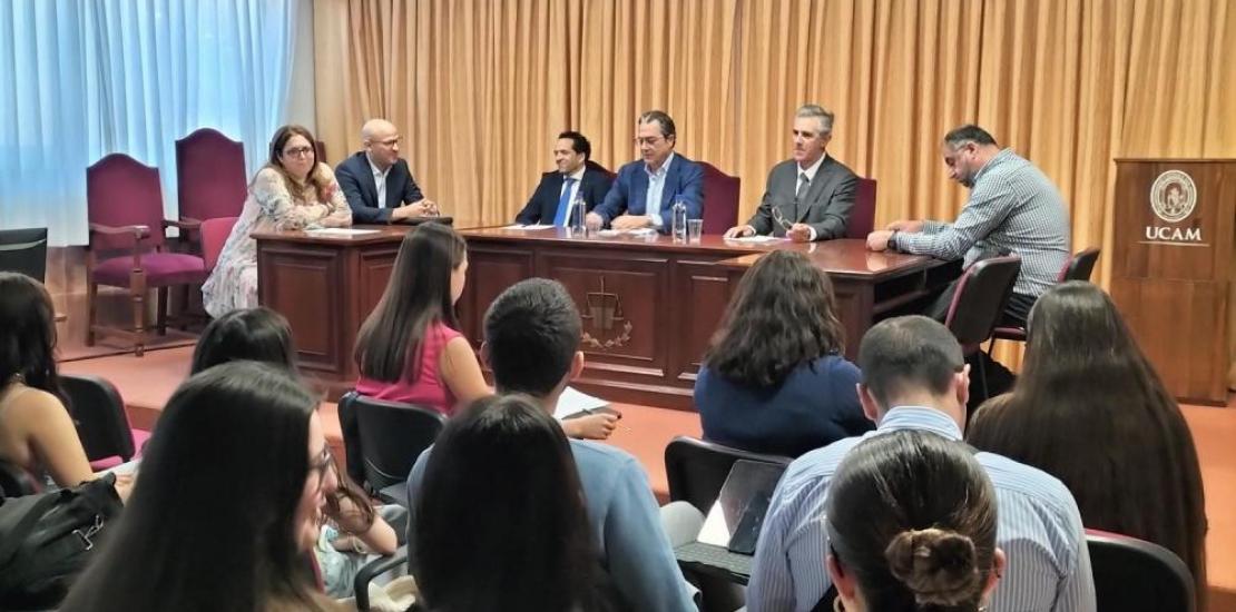 Law students in the Courtroom Classroom on the Murcia Campus during the seminar.