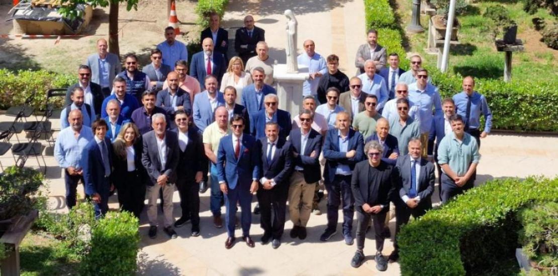 Group photo of the members of the UCAM Business Club after the meeting and the talk on investments.