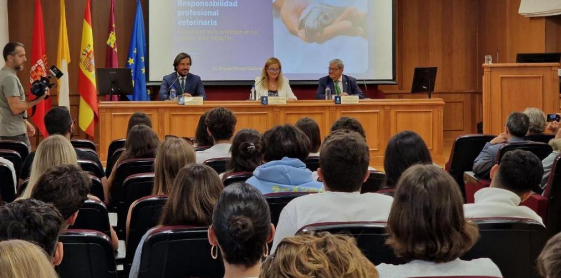 The Assembly Hall of the Murcia Campus hosted a lecture by Miguel Motas