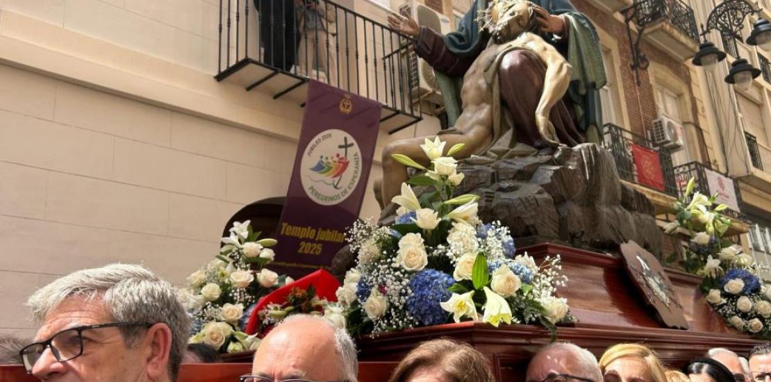 María Dolores García, UCAM president, honours the Virgen de la Piedad as a porter, together with a delegation from the university.