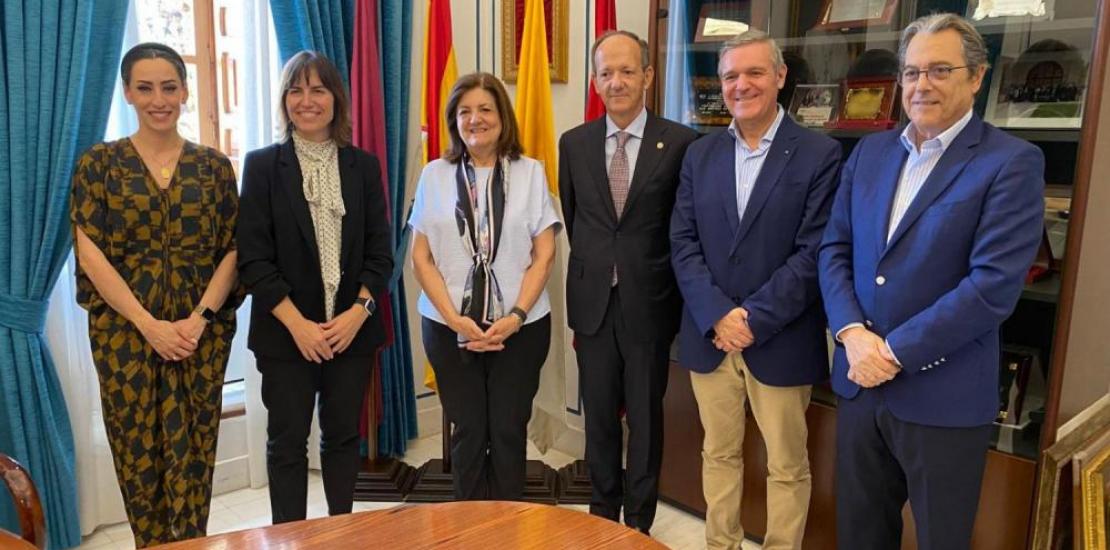 Group photo after the agreement signed by María Dolores García, UCAM president, and Carmen Rodríguez, dean of the Murcia Chamber of Notaries