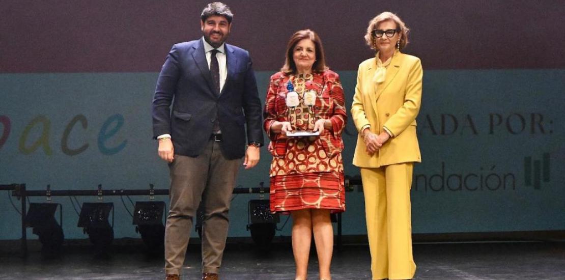 The UCAM President with the award alongside Fernando López Miras and Rosa García, President of Astrapace.