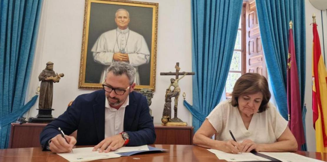 María Dolores García, UCAM President, and Sergio David López, Manager of 3A BIOTECH, signing the agreement