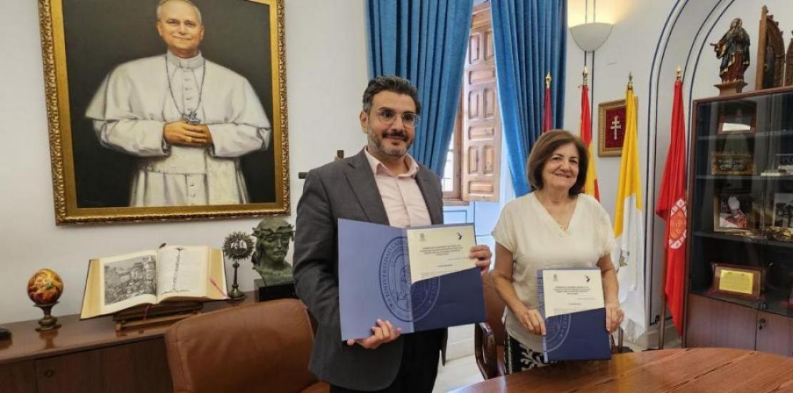 María Dolores García, UCAM President, and Abdulaziz Al-Ghamdi, CEO of Altamayyuz Academy, signing the agreement