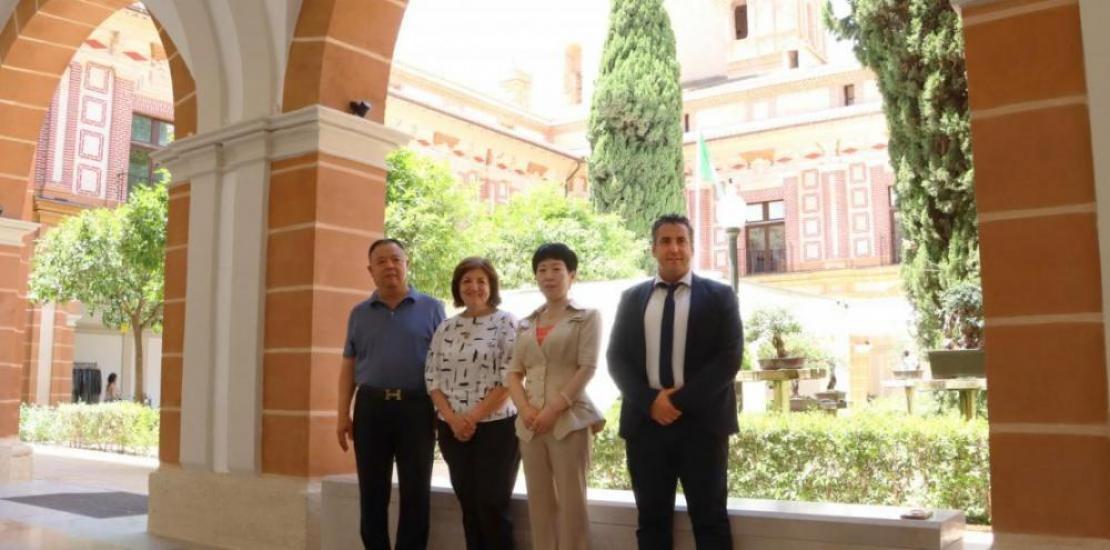 UCAM and Yinghe Chinese School representatives after signing the agreement at the Los Jerónimos Campus